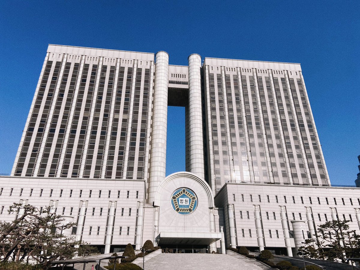 LOLOS8678's tweet photo. [중앙지법] 2025년 이재명의 첫 재판이 열리는 날입니다. 어수선한 시기이지만 사법부는 오로지 법과 원칙에 따른 공정하고 정상적인 절차를 이어가야 합니다. 또한 역대 최악의 병합으로 기록 될 이 사건들에 대해 이제라도 상식적인 ‘재판 분리’를 결정해주길 요구합니다. https://t.co/pSYjuKjXdC