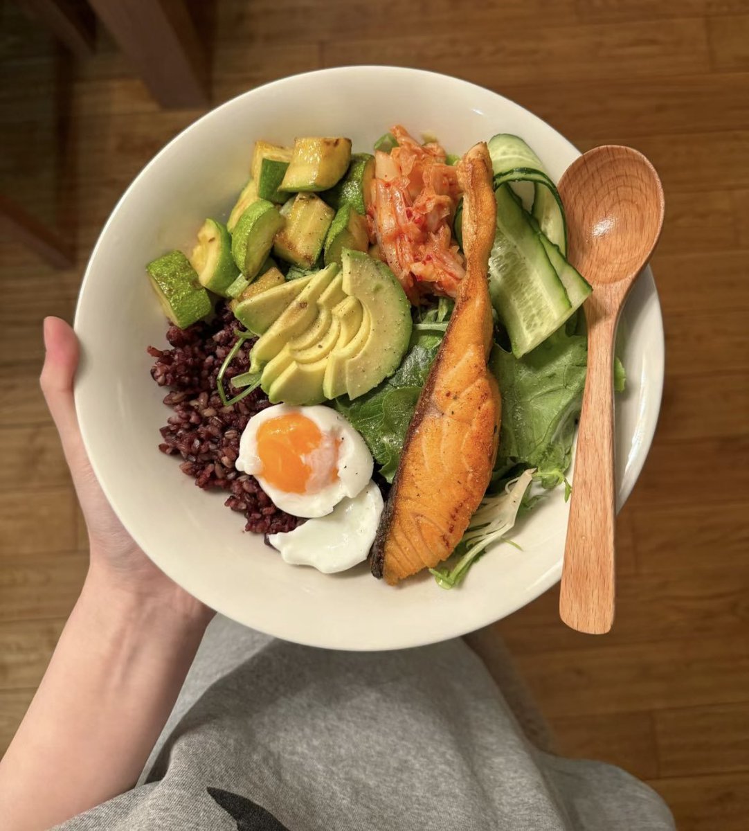 krfbs83479269's tweet photo. 私が自宅で作った美味しいエネルギー食をご紹介します！ 🍚🥗サラダに玄米を混ぜたので、玄米半分、サラダ半分にしました。サーモンの美味しさの秘訣は、皮を中心に両面カリカリになるまで焼くことです笑😄✨難しい調味料は必要なく、黒胡椒と海塩を少々振るだけで簡単に美味しく出来上がります！ 👌💕 https://t.co/J4uRKovrb0