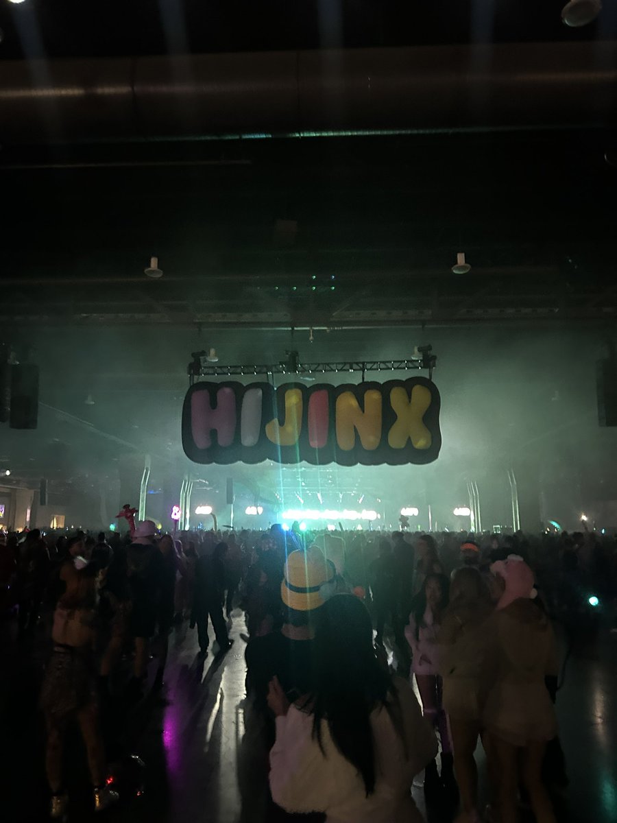 geozv_'s tweet photo. Quick Throw Back to Last week Rave 
#Hijinx #ISOxo https://t.co/hxu9xx2voL