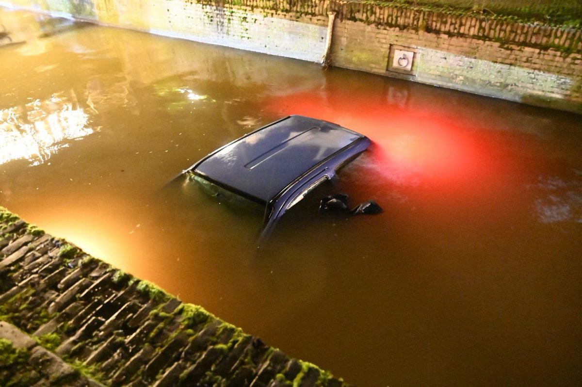 Vrouw belandt met auto in stadsgracht in Franeker