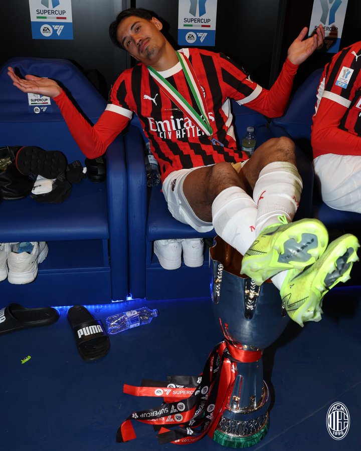 - Kamu lagi apa? 
- Lagi ketagihan menang lawan Inter Milan.