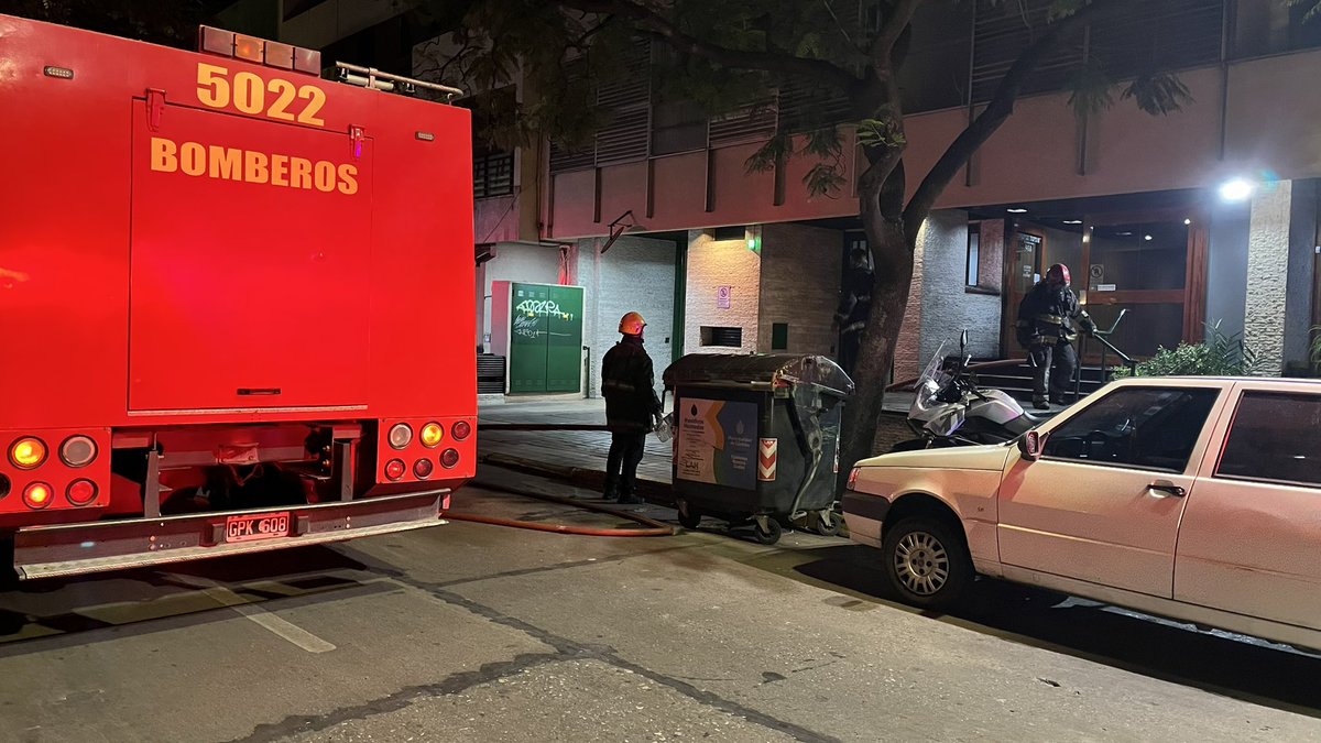 Incendio en Av Figueroa Alcorta al 468.🧯🔥

El fuego se inició en un departamento ubicado en el octavo piso. El 107 asistió a 2 personas, entre ellas la propietaria del departamento que inhaló gran cantidad de monóxido de carbono. Se encuentra en estado reservado. <a href="/Cadena3Com/">Cadena 3 Argentina</a>