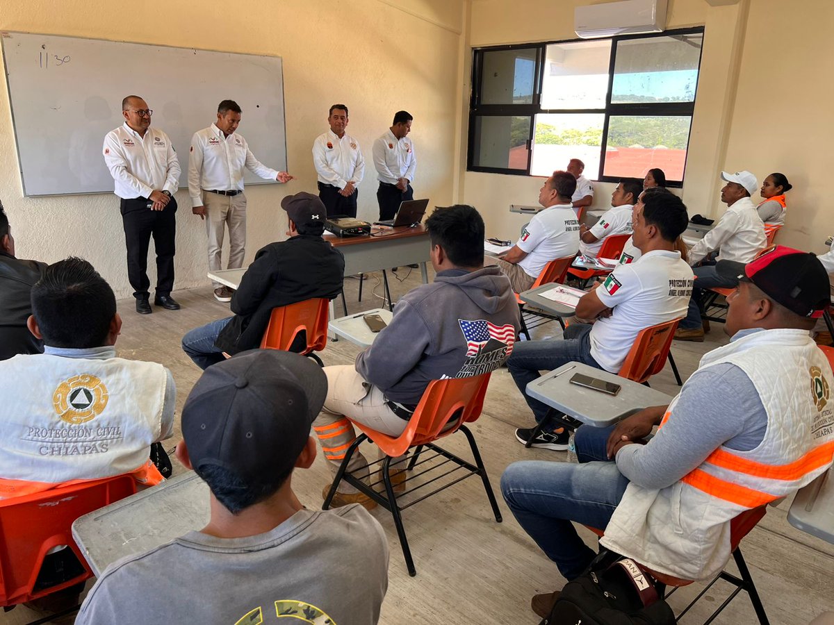 Enaproc's tweet photo. Este lunes la Escuela Nacional de #ProtecciónCivil Campus Universitario #Chiapas reinició clases. En este marco, Moisés Grajales Monterrosa, director de la #Enaproc, señaló que el proyecto académico fortalecerá sus vínculos con la ciudadanía; ratificando su compromiso desde una posición humana y responsable, siguiendo la visión del secretario de Protección Civil, Mauricio Cordero Rodríguez (@M_CorderoR), y apegándose a las indicaciones del gobernador del Estado, Eduardo Ramírez Aguilar (@ramirezlalo_), de ofrecer educación de calidad con humanismo.
