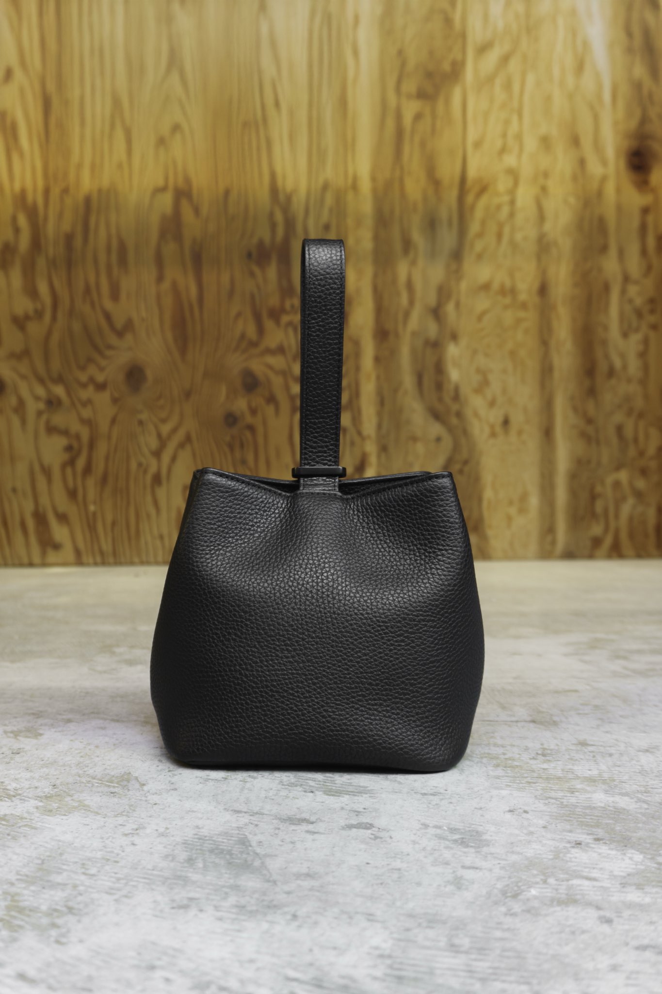 【美品】ハッシュタグ HushTug 巾着レザーバッグ ブラック　ミニバッグ レザートート ブラック – HushTug