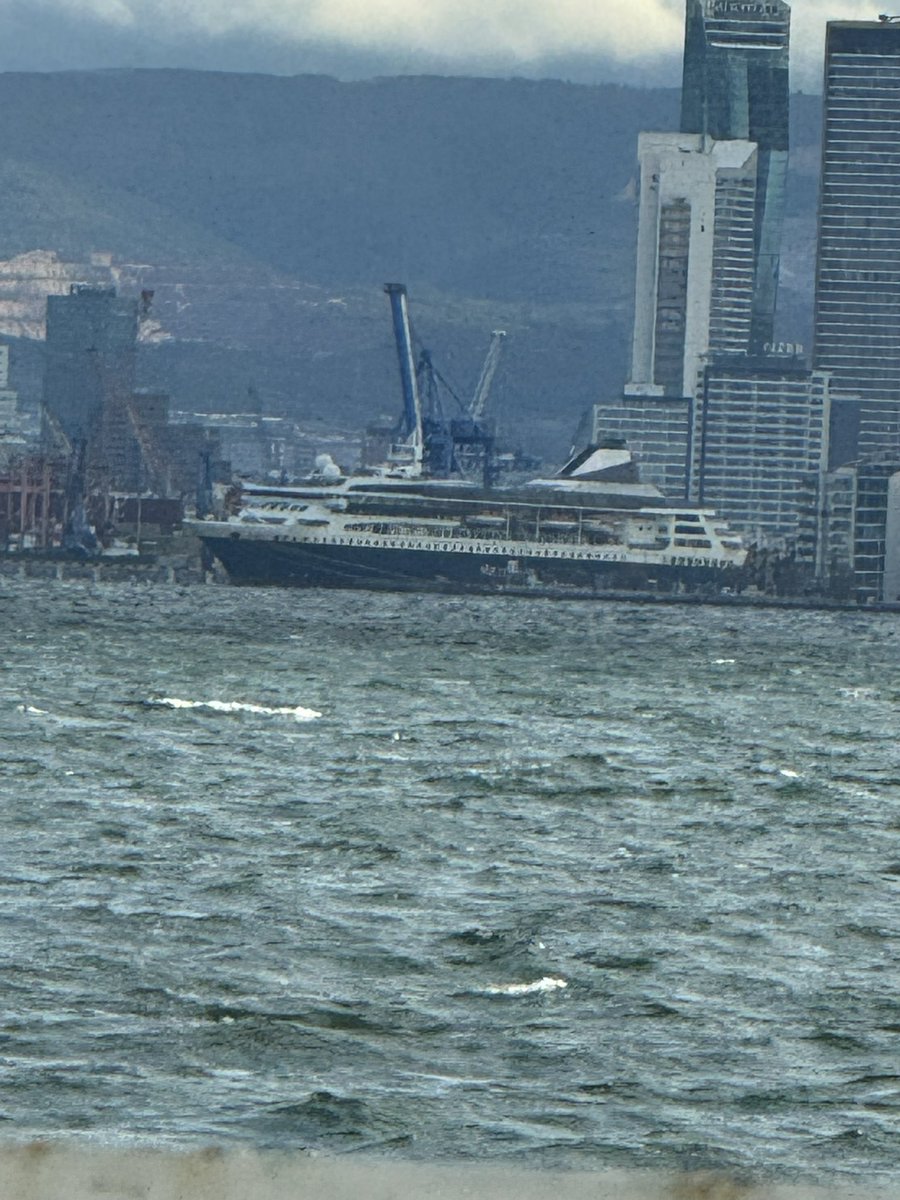 BerlinMefu's tweet image. Günaydın bulutlu bir Salı sabahına… Umarım işe de geç kalmam, keşke her şey tam zamanında olsa!#salı #Dienstag #thuesday