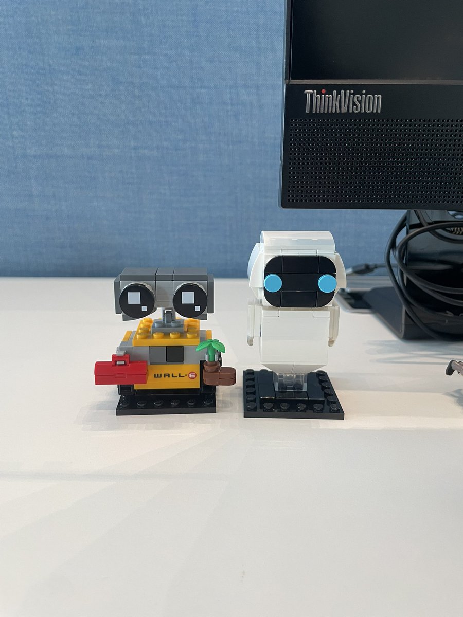 drumsplss's tweet photo. my new office buddies :> https://t.co/YM4skiDwMJ