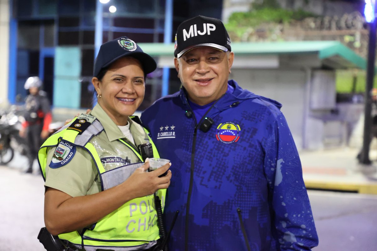 #El10JuroConMaduro | Ministro Diosdado Cabello realizó recorrido de supervisión en Caracas: Todo está absolutamente tranquilo 🫡🚨.

#07Ene <a href="/dcabellor/">Diosdado Cabello R</a>