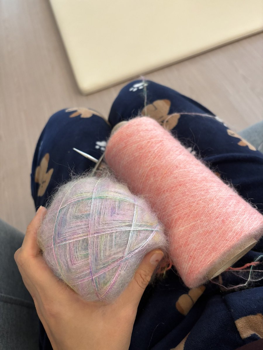 knitforme33's tweet photo. 얀티비티 모헤어 유니콘+솜솜뜨개 블랜드 체리 합사에 가장자리는 다루마 삭얀 네온핑크로 발레용 레그워머 떠 보는 중. 얀티비티 색 예쁘네; 모헤어라 더 자연스럽게 빠지기도 하고… https://t.co/4j0mqYvxZD