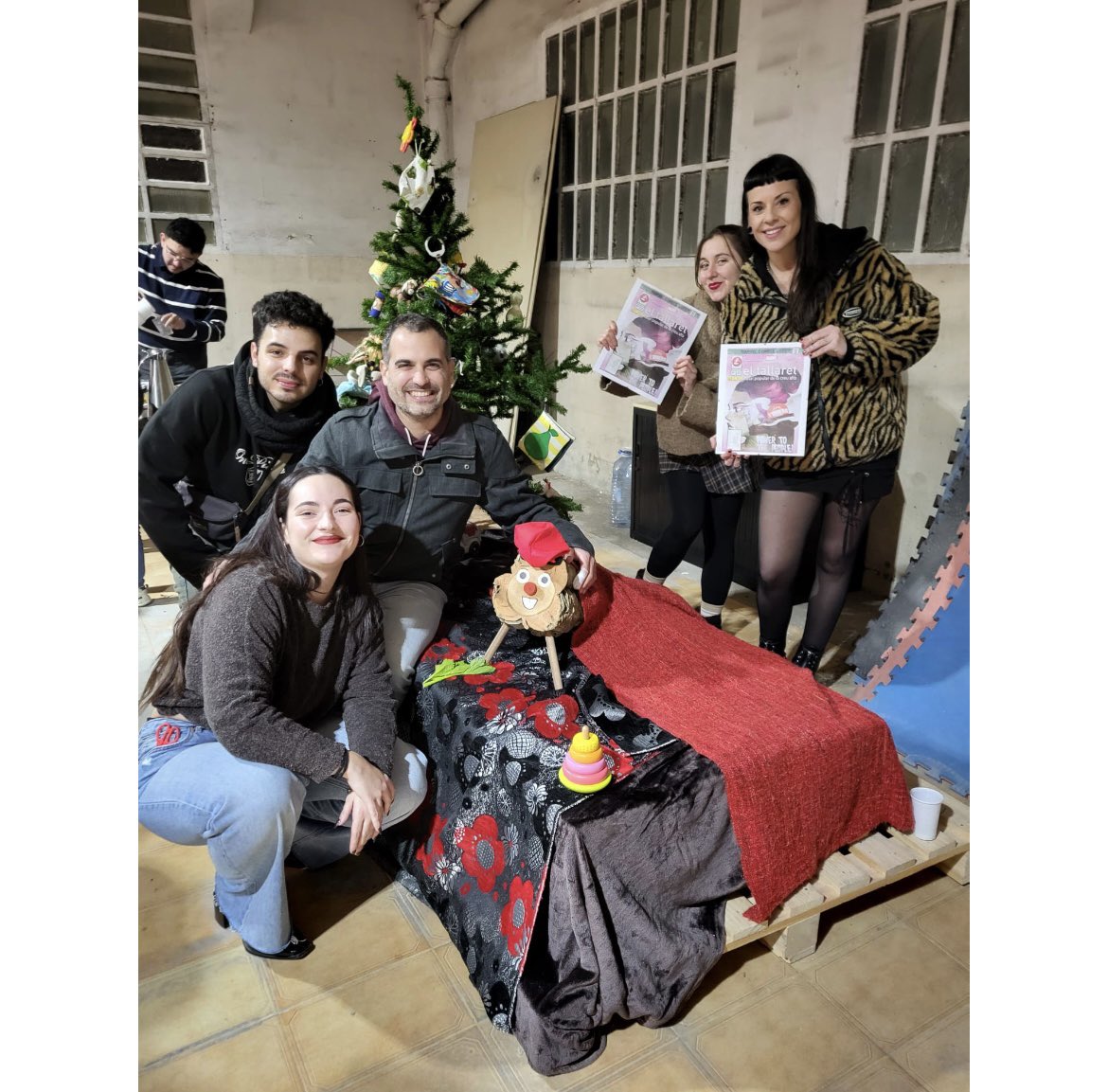 👩‍👩‍👧‍👧11. Ja som el sostre d’una desena d’entitats del barri i acabem l’any incorporant-ne una de nova l’Esplai Esparver
✊🏾 12. Hem estat al costat de l’obrera de les lluites del país com la de la gestió de l’aigua i per la defensa del territori i donant suport al poble palestí.