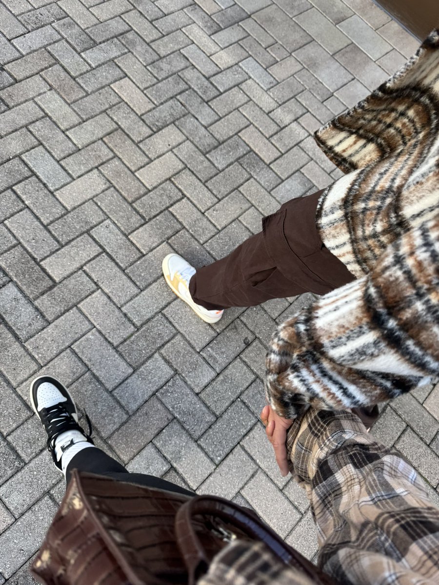 hen2deep's tweet image. MR. Smell good here with the mini aesthetic. 
NEW YEAR 
NEW TRIALS 
NEW FINGER 😭