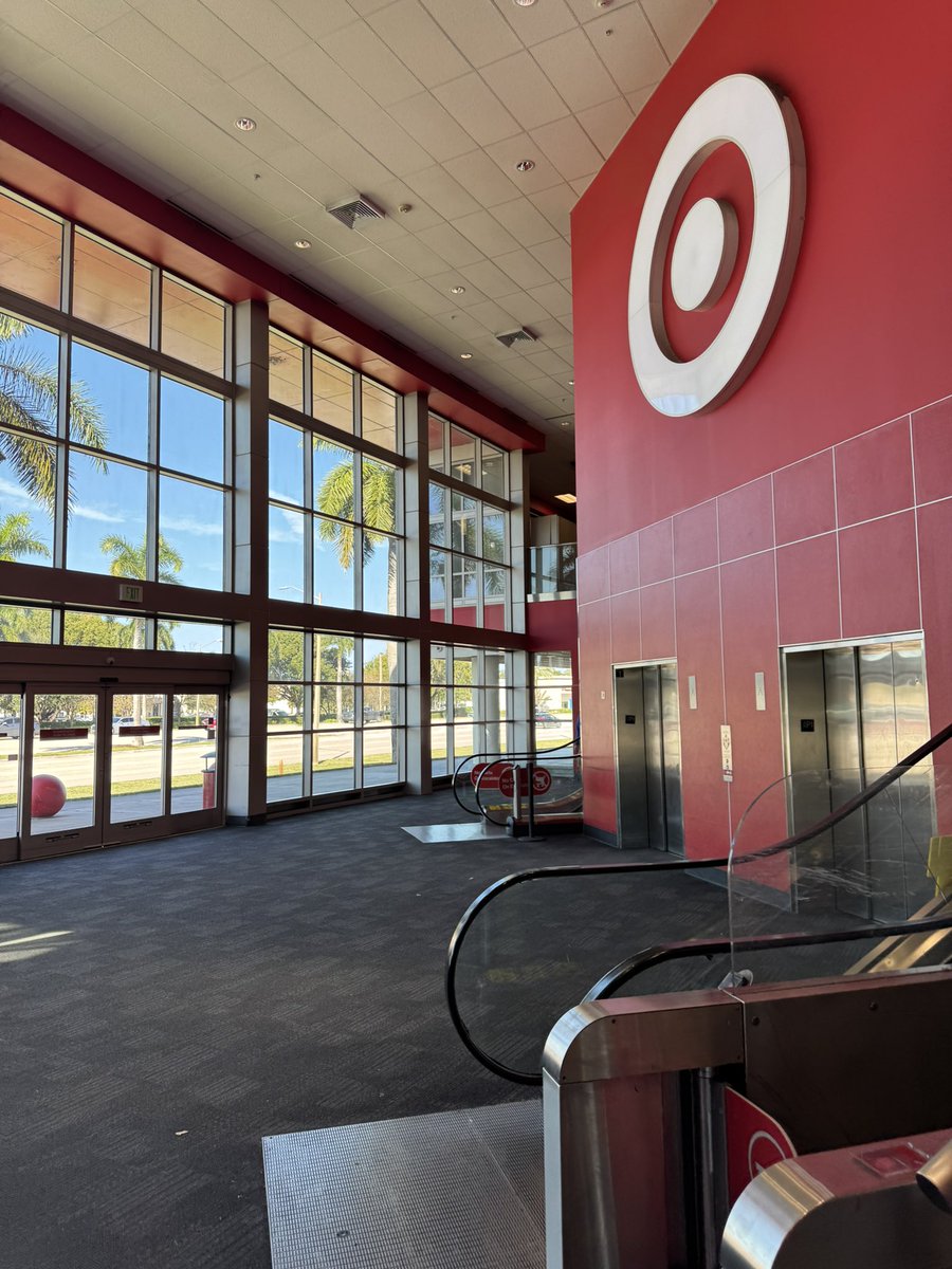 hen2deep's tweet image. MR. Smell good here with the mini aesthetic. 
NEW YEAR 
NEW TRIALS 
NEW FINGER 😭