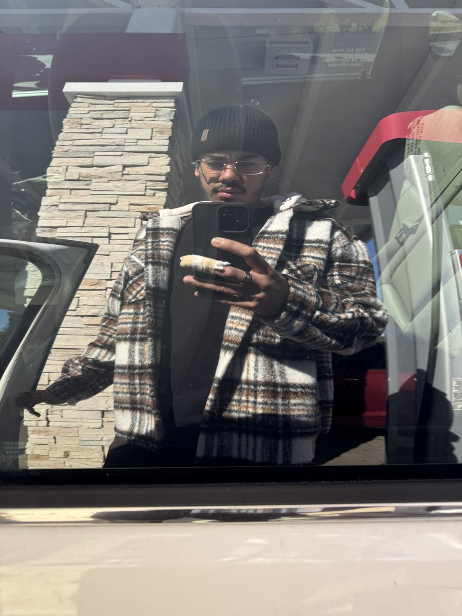 hen2deep's tweet image. MR. Smell good here with the mini aesthetic. 
NEW YEAR 
NEW TRIALS 
NEW FINGER 😭