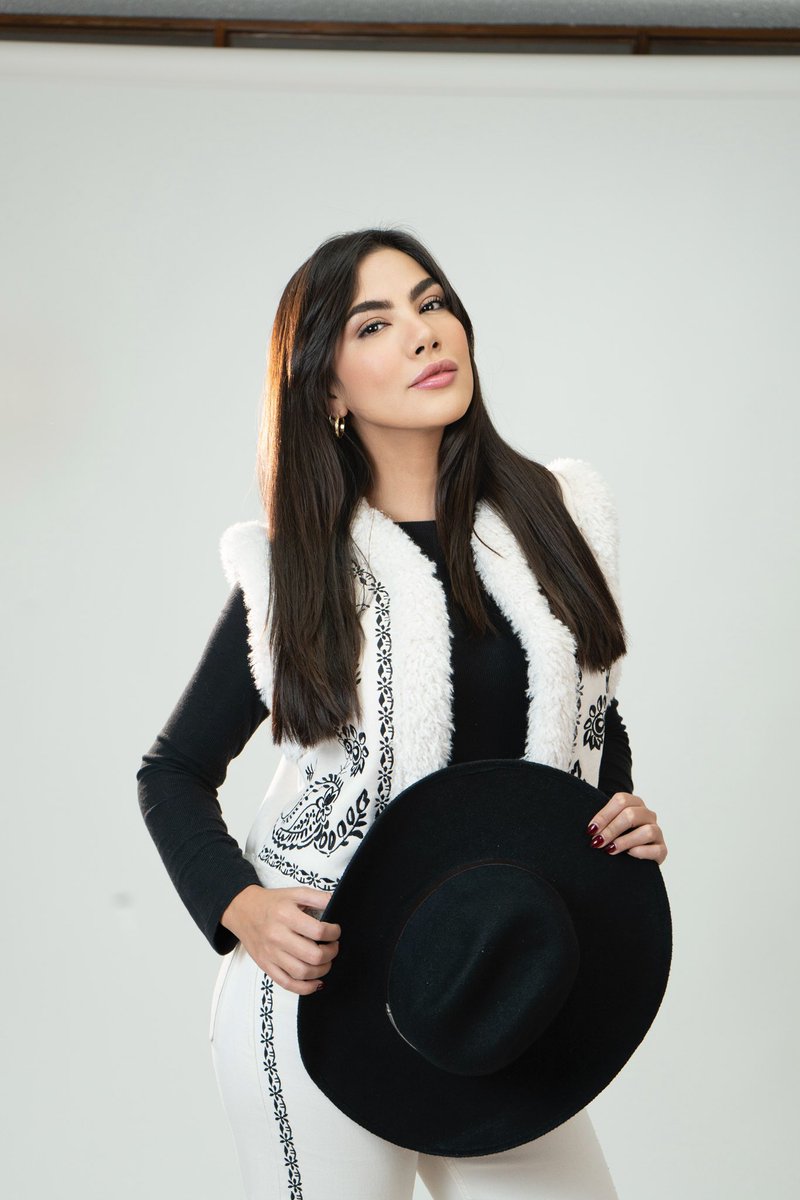 “Que hasta al psicólogo yo lo mandé 
Pobre de el pobre de él 
Que fui la única en su mente y corazón hasta que no le di la razón” .- Nunca fui 🪗♥️

open.spotify.com/track/70MoqeSx…