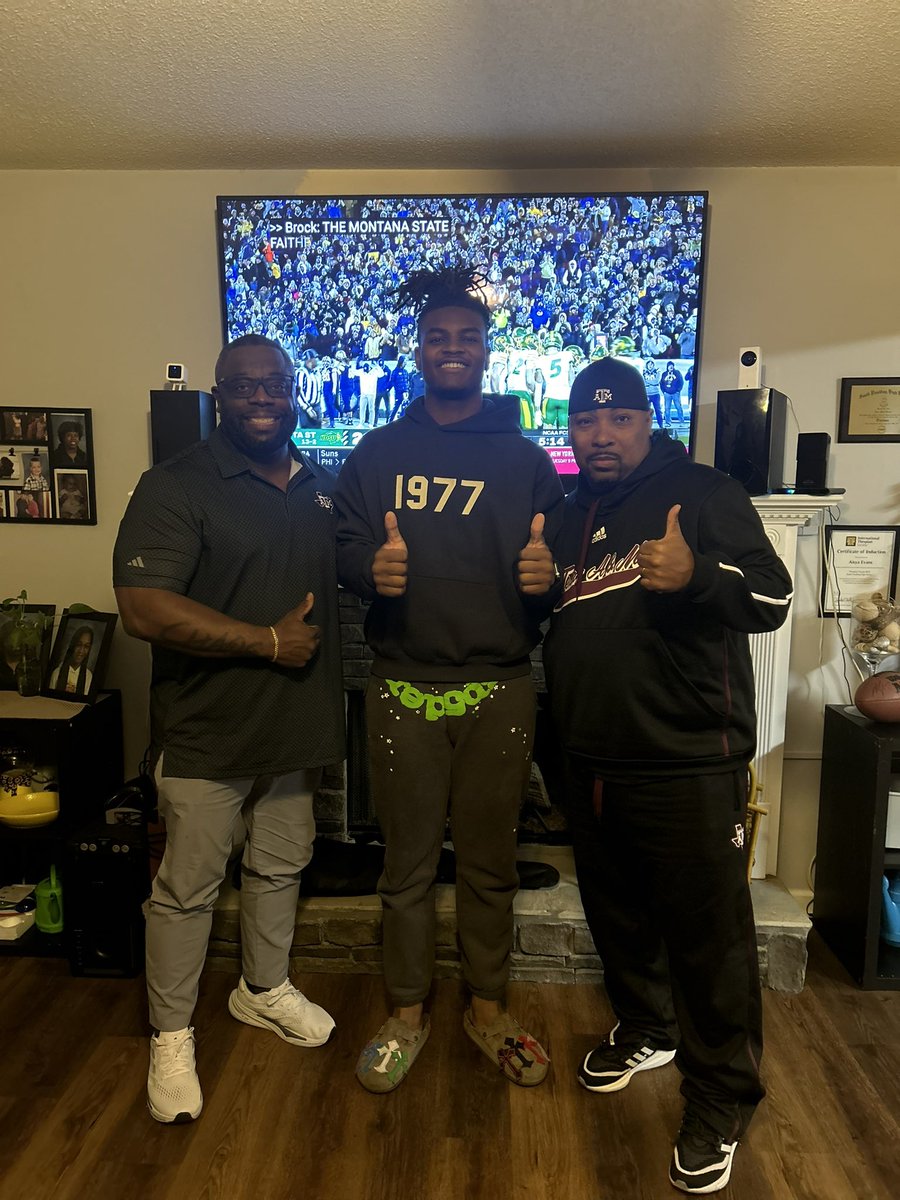 JordanโBreezeโCarter (@jordanbcarter22) on Twitter photo Da family came thru tonight!!โค๏ธ
#GigEm ๐๐พ๐๐พ <a href="/SpenceChaos/">Sean Spencer</a> <a href="/CoachTroop_/">Trooper Taylor</a> Da family came thru tonight!!โค๏ธ
#GigEm ๐๐พ๐๐พ <a href="/SpenceChaos/">Sean Spencer</a> <a href="/CoachTroop_/">Trooper Taylor</a>
