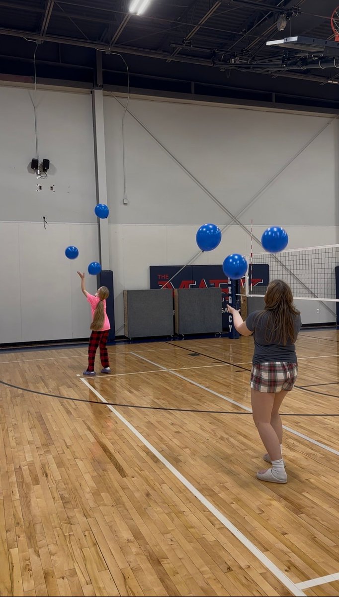 Our annual 11U-12U lock-in was a success! The girls kicked off the evening with a linear tournament, enjoyed a variety of holiday-themed games, stayed up past their bed time and had the most fun. Be sure to register next year so you don't miss out on all the volleyball fun🎄☃️