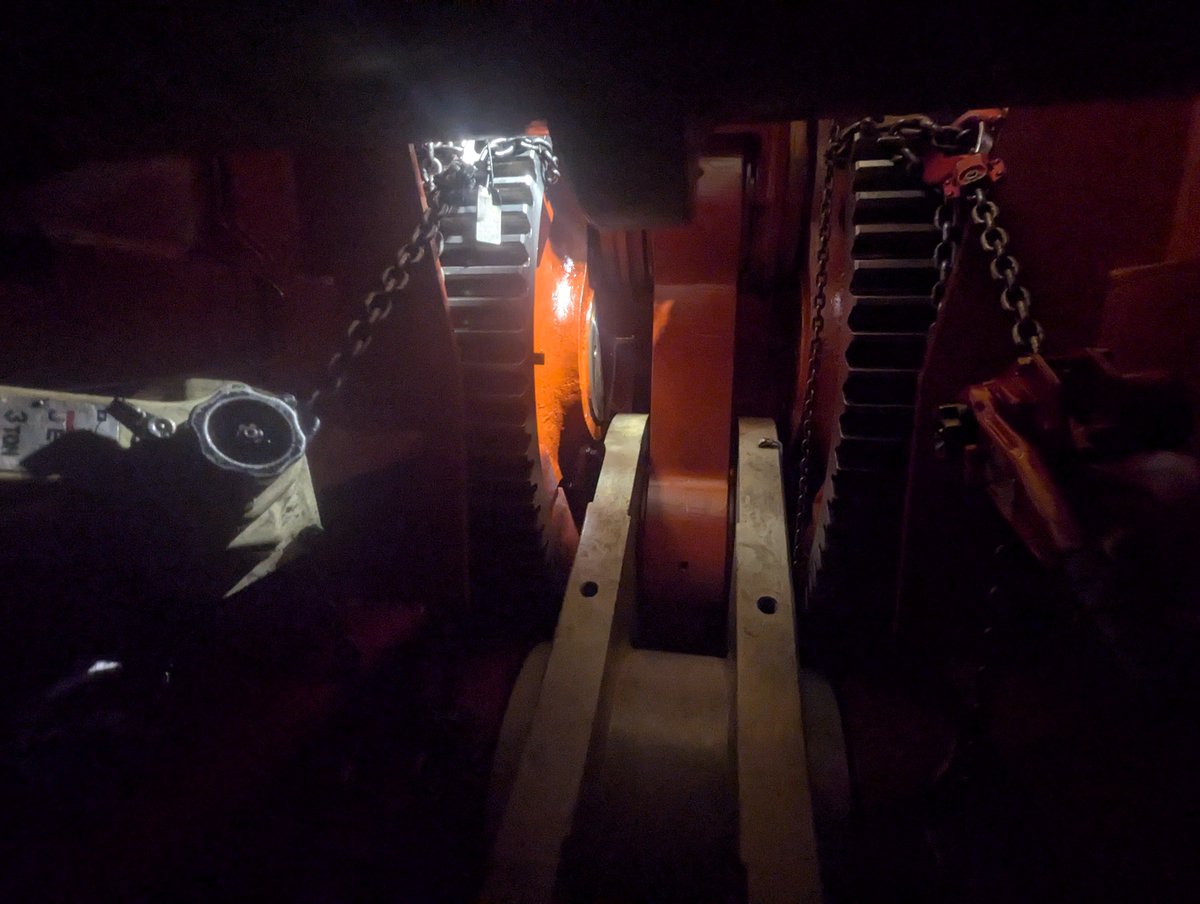 DBMac93's tweet image. In the belly of this beast. It&apos;s a 3000+ ton stamping press. It smashes steel into whatever It wants to, all day long. I hate the traveling but I love working on big shit like this 💯🦾👨🏻‍🔧 #IMG #Millwright