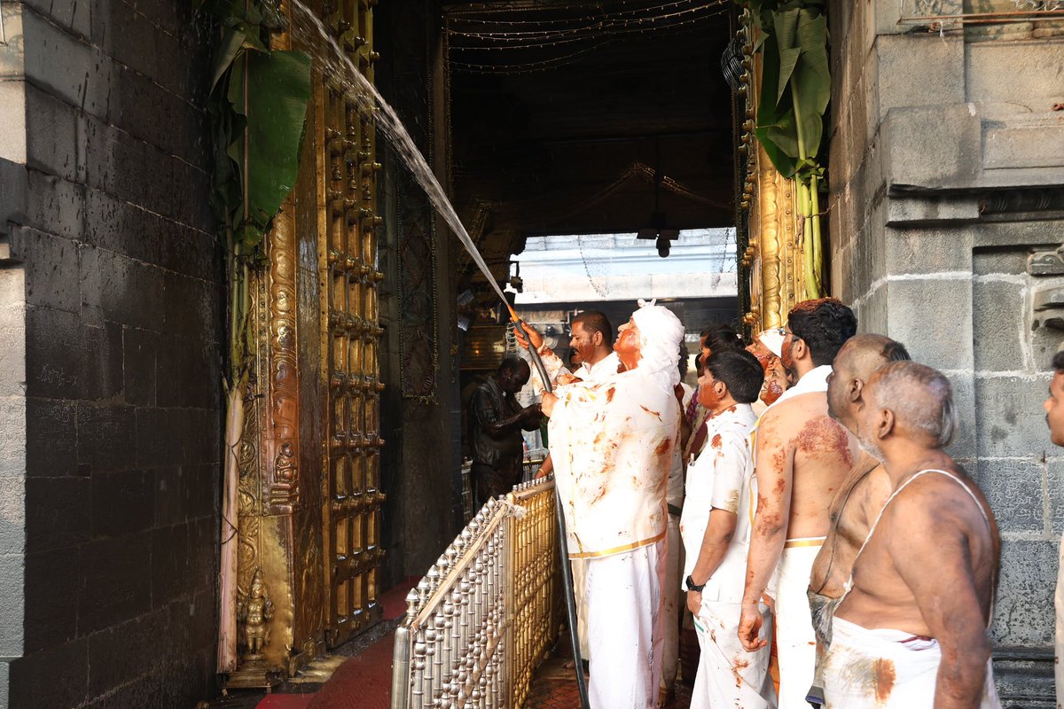 టీటీడీ చైర్మన్ బీఆర్ నాయుడు

కొయ్యిల్ ఆళ్వార్ తిరుమంజనం కార్యక్రమం అనాదిగా వస్తుంది 

మరో 2 రోజుల్లో రానున్న వైకుంఠ ఏకాదశి సందర్భంగా బోర్డు సభ్యులు, అధికారులు, అర్చకులు, సిబ్బంది అందరు కలిసి ఆలయాన్ని శుద్ధి చేసాం 

శుద్ధి కార్యక్రమంలో పాల్గొన్న వారికి ధన్యవాదాలు

#AdminPost 
#TTD