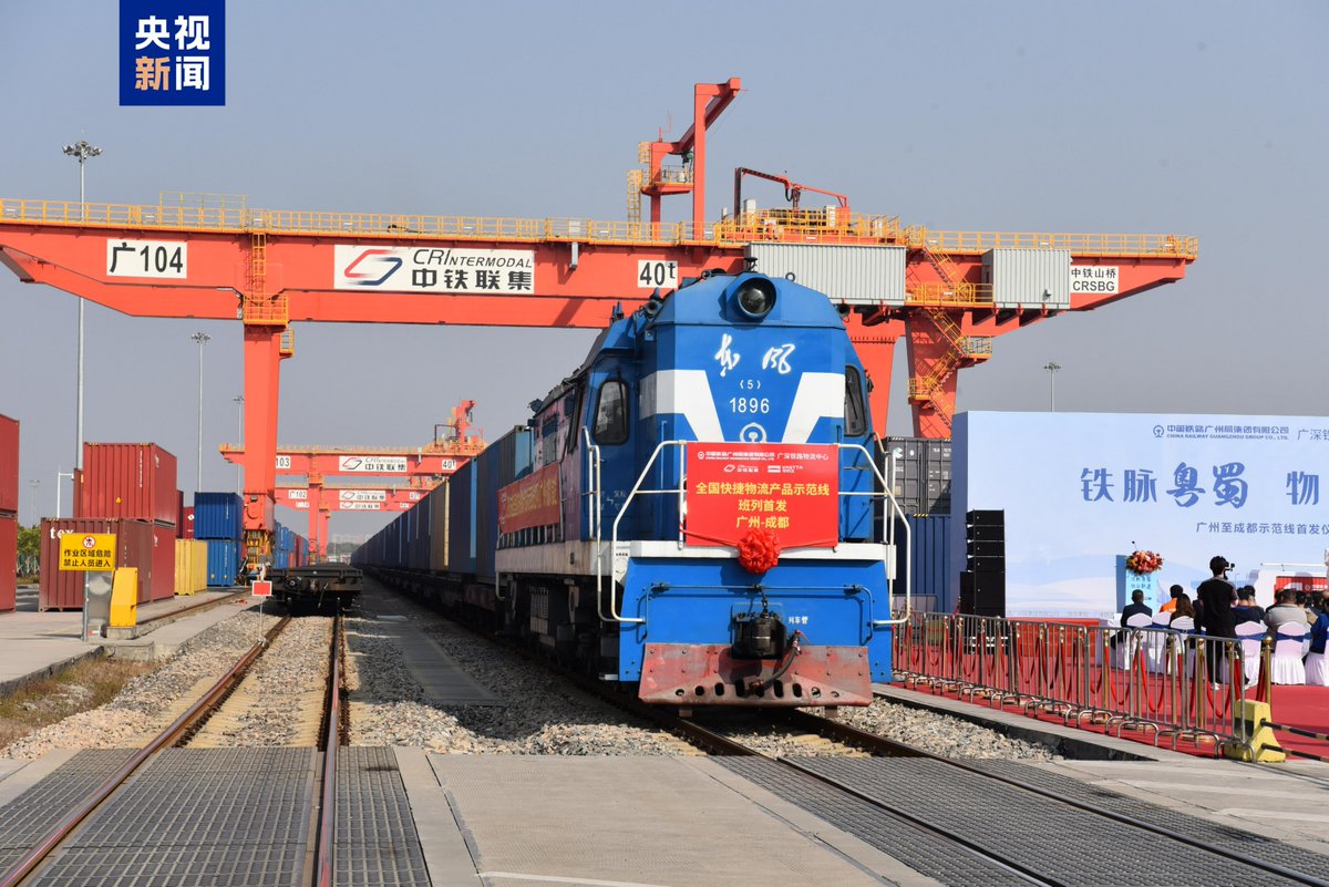 Chengdu_China's tweet image. The first-ever fast logistics line in China kicks off with the Guangzhou-Chengdu express train! 🚅📦 Big things ahead for shipping speed and efficiency! 
#LogisticsRevolution #FastShipping #GuangzhouToChengdu #InnovationInTransport #MadeInChina