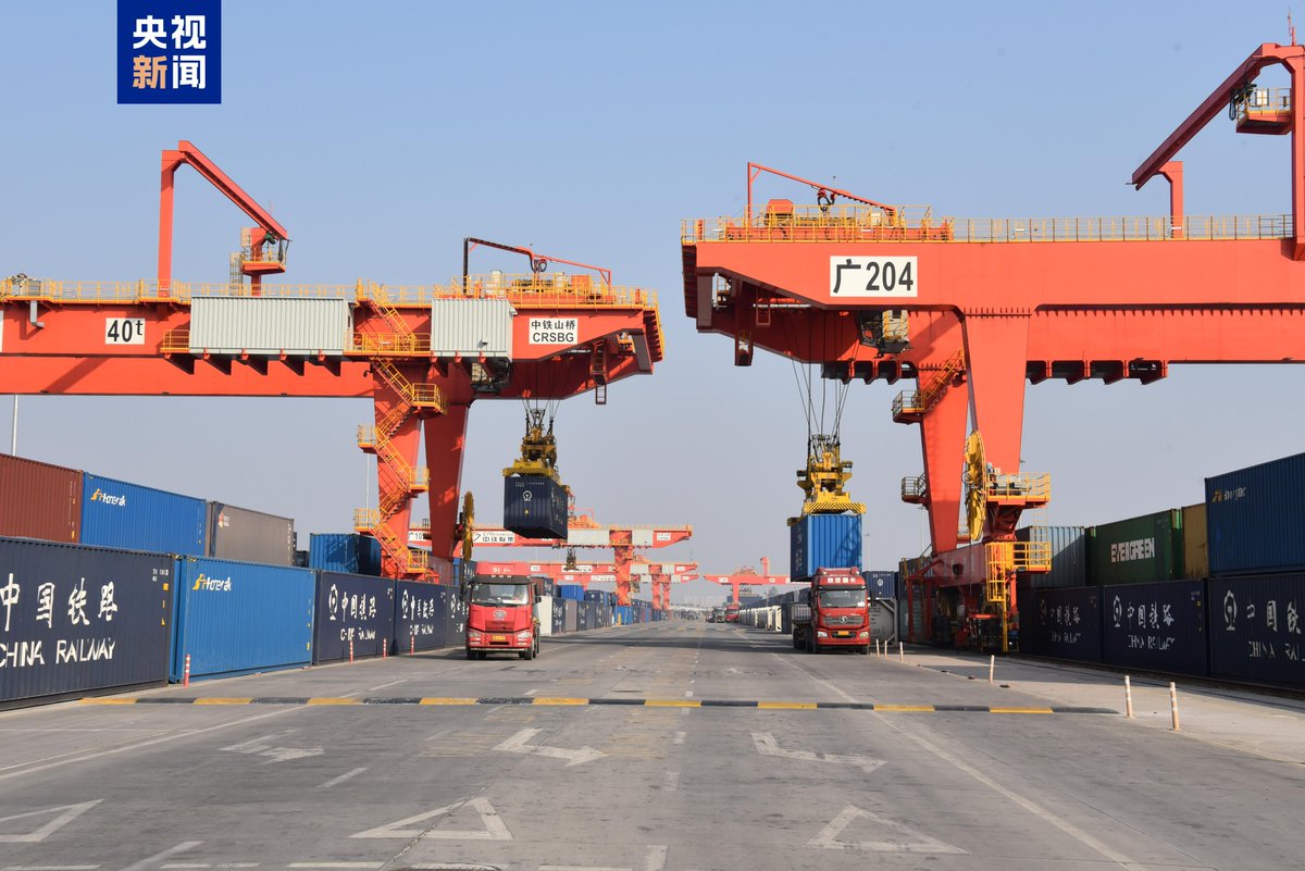 Chengdu_China's tweet image. The first-ever fast logistics line in China kicks off with the Guangzhou-Chengdu express train! 🚅📦 Big things ahead for shipping speed and efficiency! 
#LogisticsRevolution #FastShipping #GuangzhouToChengdu #InnovationInTransport #MadeInChina