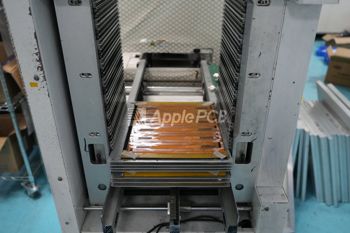 Applepcb_dipsmt's tweet image. How to solve the problem of wrinkled ultra-thin copper foil lamination?
📍 Elimination of adhesive barrier points: The 1cm adhesive barrier area around the rivet formed a flow groove, allowing the PP adhesive to flow naturally and stretch the copper foil.#ApplePCB #PCBTips