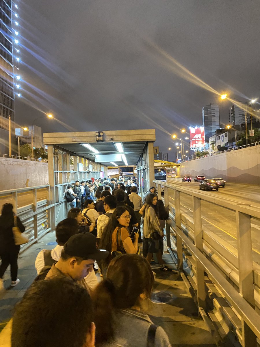 RRaffito's tweet photo. @Metropolitano_L @Latina_Noticias @noticiAmerica @PTV_Noticias @noticias_tvperu @canalN_ @atv_noticias @larepublica_pe @Lima_ECpe @RPPNoticias Larga cola en la estación Ricardo Palma, todos los buses que llegan vienen llenos nadie puede subir.
Pueden  tener más criterio de enviar buses a estas horas !!! https://t.co/vUGmcGpQtb