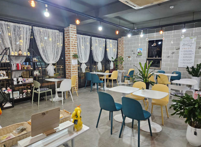 Koreanteacher1's tweet photo. Congratulations and welcome to the newly registered Pi store in 2025! 🎉🥳
The cafe 'Sudaroum' (수다로움) located in Gyeongnam, South Korea.
#Pi #PiNetwork #PiStore #Picafe #파이 #수다로움 #파이스토어 #파이매장 https://t.co/bFnrz7JdNf
