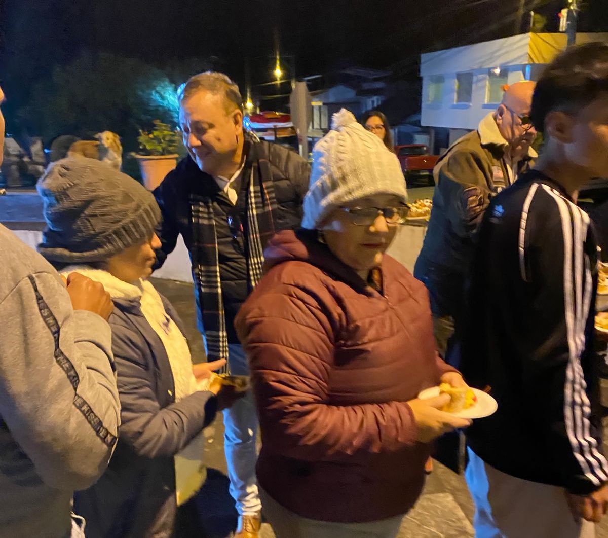 CapiZapataEC's tweet image. Hoy compartimos con la bella gente de San Miguel de Nono. 
Recibimos el cariño de la gente, quienes comparten la ilusión de cambios en el país. 🇪🇨 

Compartir con ellos es de mucha bendición y compromiso de trabajar por nuestras parroquias rurales.💪🏻💪🏻

#CapiAmigo