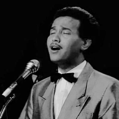 وكل ما مر وهم صوبي ..أقول إنتي
اكذبت العيون والموعد وهم
#محمد_عبده