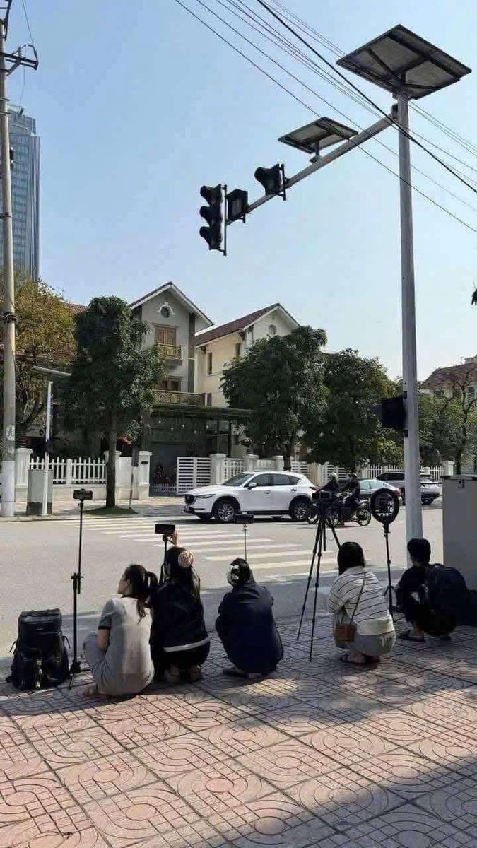 🚨 Vietnam just implemented snitch to earn for traffic violations. If you report someone for breaking traffic laws, you can earn a 10% bounty if they get fined.

We can earn more than an average IT professional if this gets implemented in India 🤷‍♂️