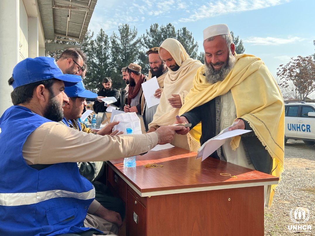 Cash grants have been provided by <a href="/EU_Partnerships/">EU International Partnerships 🇪🇺</a> to help nrly 80 beekeepers in Kabul this winter, who were helped to start up in biz by <a href="/Refugees/">UNHCR, the UN Refugee Agency</a> <a href="/isdb_group/">IsDB Group</a> #AHTF <a href="/SaudiFund_Dev/">الصندوق السعودي للتنمية</a>.

"This grant will allow me to buy medicine &amp; grow my bee population", said beekeeper, Shafiullah.