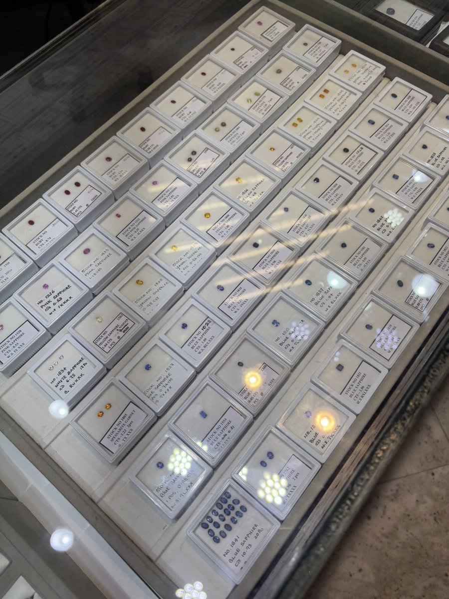 macochi1216's tweet photo. スリランカ旅行で色石購入💎
ダイヤのネックレスと指輪を買った事があるだけで色石の市場価値もなにも知らぬまま😂1.7のグリーントルマリンと0.73のピンクトルマリン🌟日本だと大体いくらで買えるのだろう？スリランカだといくらが相場なのだろう😂10倍くらい乗せられてるかも🤣 https://t.co/pgru5fvGH5