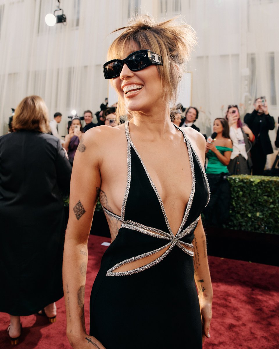 She's no ordinary girl 😎✨ #GoldenGlobes <a href="/MileyCyrus/">Miley Cyrus</a>