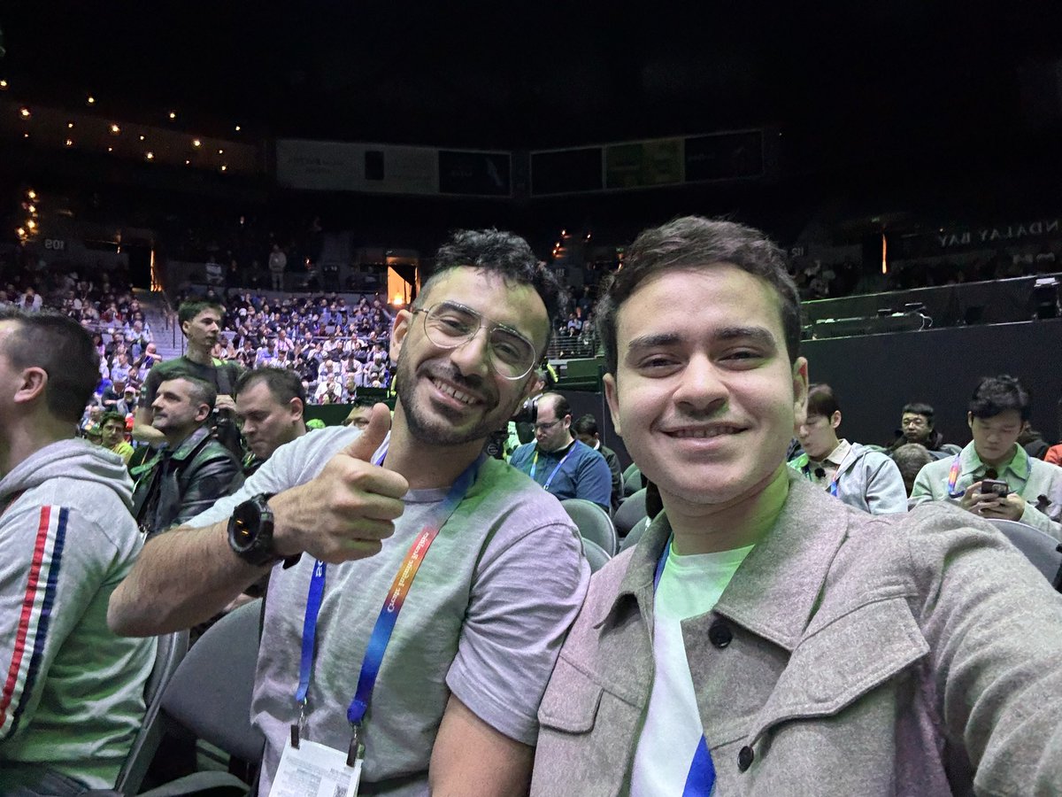 صورة من تواجدنا في حدث نفيديا مع الصديق <a href="/osamahesam1/">أسامة عصام الدين</a> 

الازدحام كان شديدًا والحضور كان متحمسًا للكشف عن كروت الشاشة الجديدة ومستجدات الذكاء الاصطناعي 👌

#CES2025