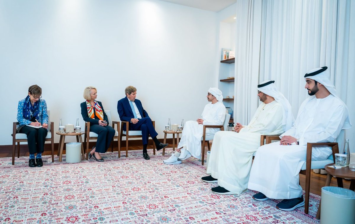 استقبال وزير الخارجية الأمريكي 
للعلم فقط لا نجامل احد 
السوريين يعرفون الامارات واسألوا المقيمين فيها