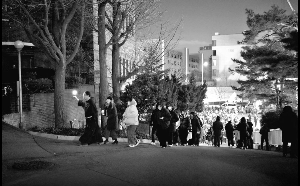 안녕하십니까. 자봉 다녀온 이환이라고 합니다. 이번엔 꼰벤뚜알을 열어주고 지켜주셨던 신부님들 중 응원봉을 들고 안내해주셨던 신부님의 말씀을 공유하고자 합니다.  기억나는 부분만 공유합니다.

지하실을 봉사자분들께 내주었던 날, 정리를 마치고 저희에게 해주신 이야기 입니다.