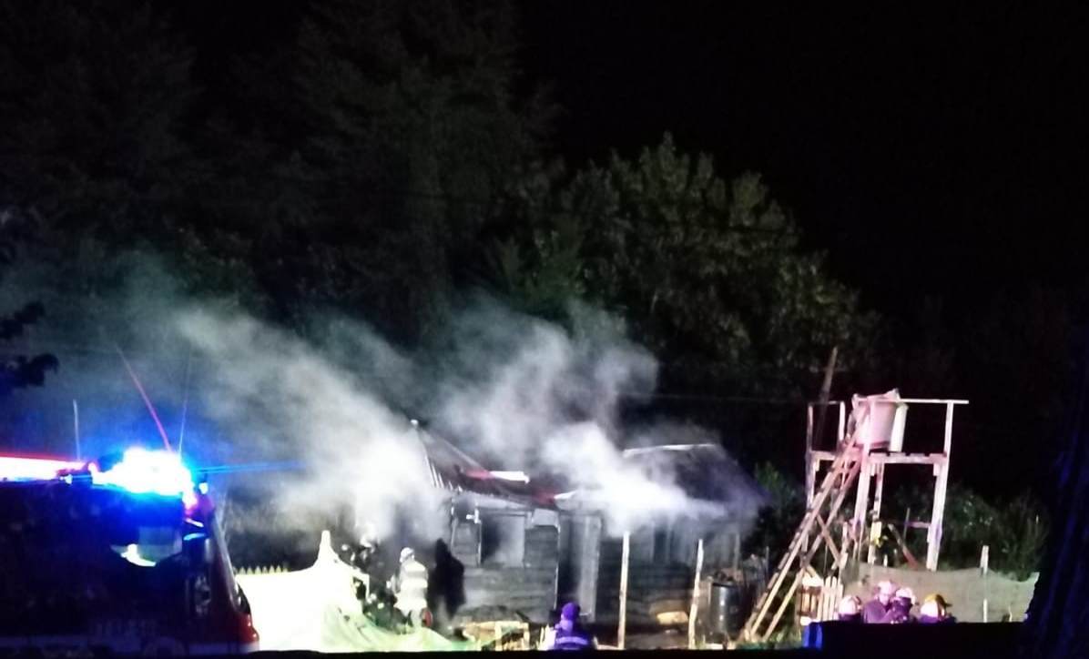 #ALERTALN | Bomberos de Lanco, trabaja para controlar siniestro que afecta a casa habitación en toma, sector cerca de cementerio N° 1.  Vivienda siniestrada en su totalidad.