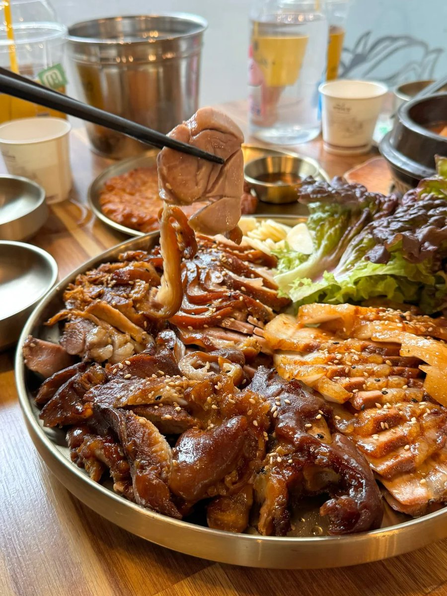 豚の手を食べる時、いつも私達がまだあの憂いのない小さい女の子だと感じて、うるさく生活の小さい悩みを言っています。😊