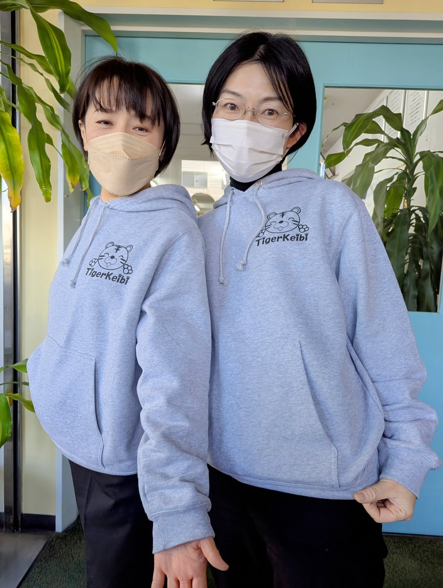 MSPsvtiger's tweet photo. 今年、制服が変わりました
前は可愛いベストで上品に
今年からパーカーにパンツ姿
思い切って一歩踏み出した足はスニーカー👟
胸元はスタッフが考案した笑顔のトライさん😆
トライさんのもと集えば楽しさ満載🎉🥳
楽しさは生みだす力に
卸したてのパーカー✨
汚さないように
お食事🍜は前よりお上品🥹 https://t.co/EOkzmGIEiu