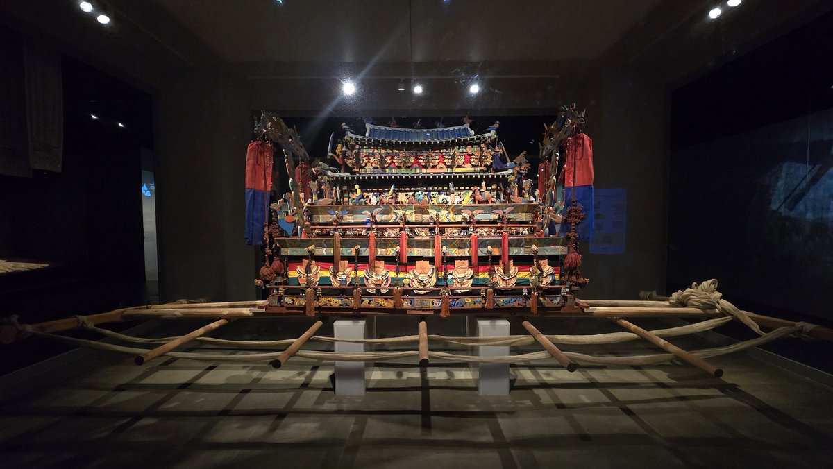 많은 사람들이 가서 직접 봐줬으면 좋겠어
상여 앞에 서면 기세에 압도당함