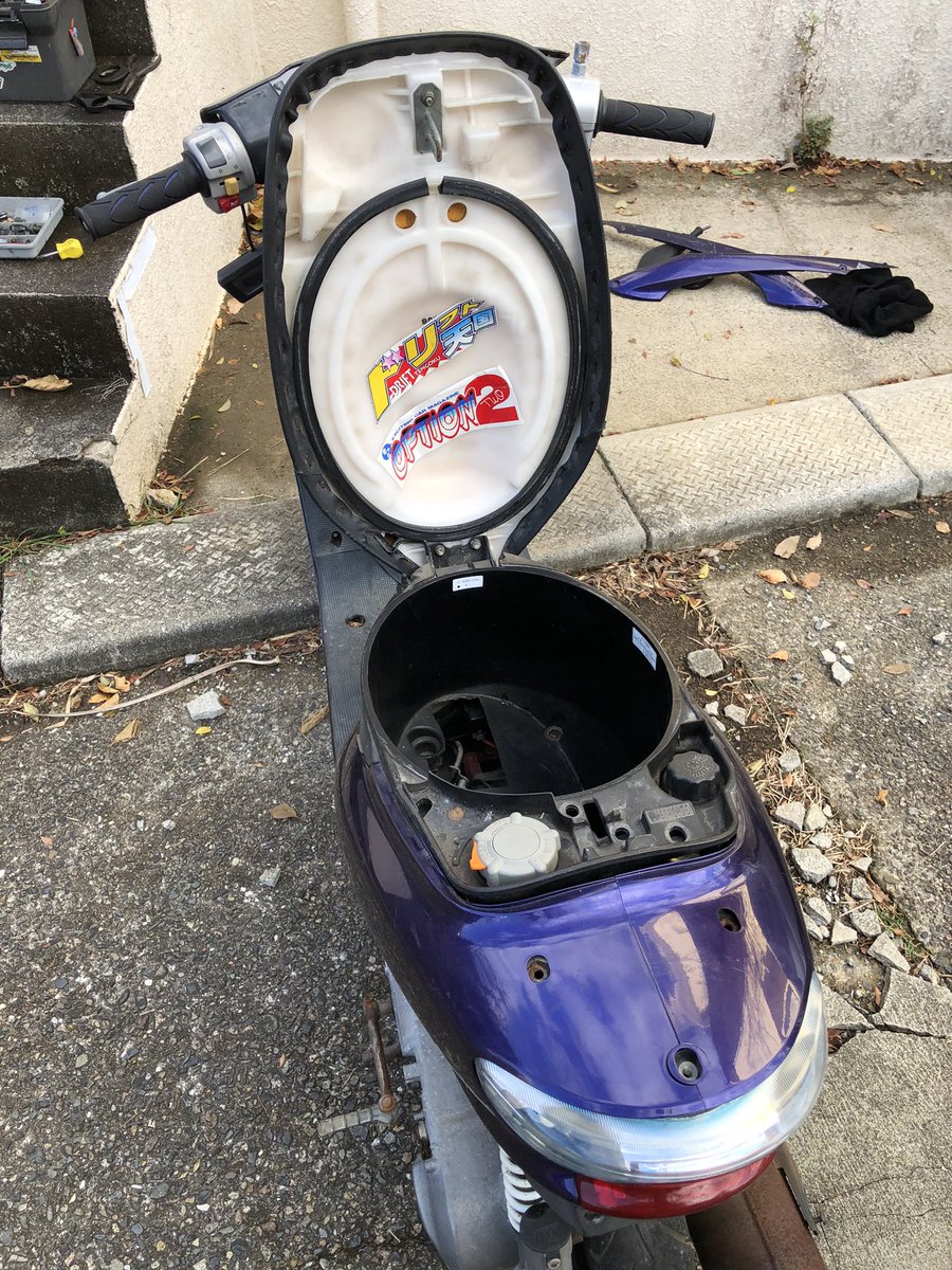 skunk127M's tweet image. 15年実家で寝ていたバイク
置場の都合で引上げてきた。
懐かしいステッカー見つけた👀"
余ってる部品あったらください🙏
#オプション2 #ドリ天