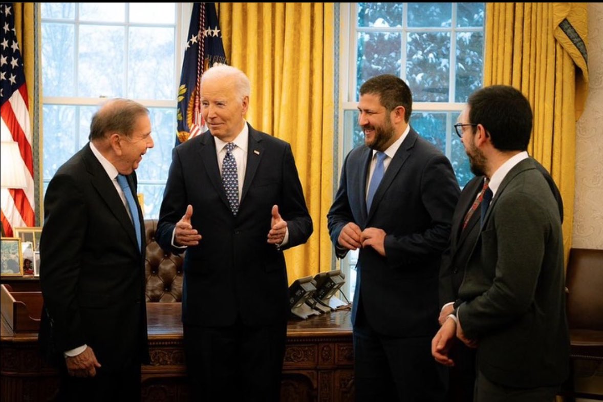 La labor de <a href="/Miguel_Pizarro/">Miguel Pizarro</a> en los últimos años ha sido ejemplar. Su voz ha sido clave denunciando a la dictadura y siendo la voz de millones de venezolanos en espacios internacionales. Sin mucho ruido, pero con resultados. Sin duda es un orgullo generacional verlo en esta foto.