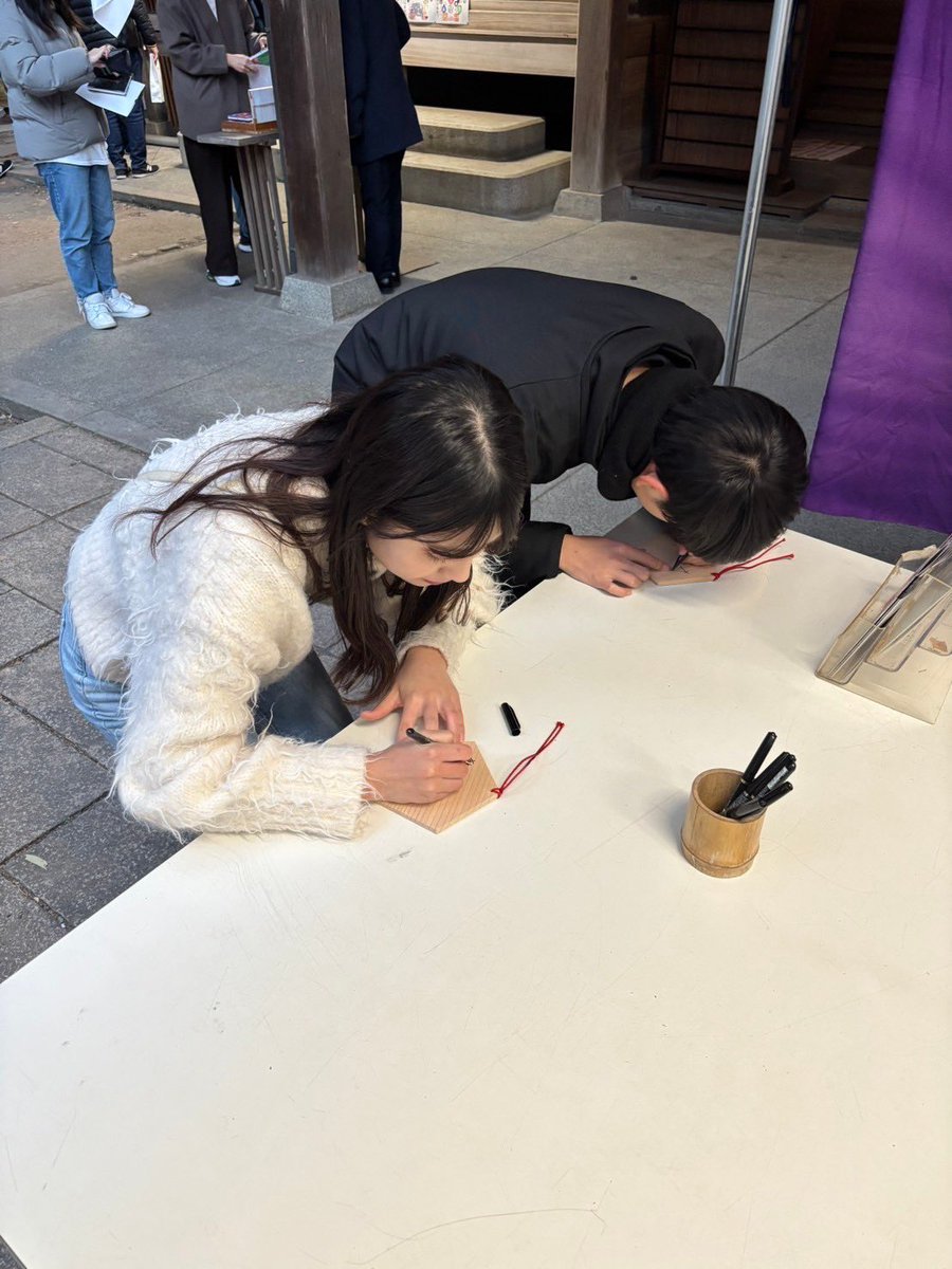 遅ればせながら、あけましておめでとうございます！

大晦日の放送が終わってから、私は地元大分に帰り家族とお正月を楽しんでいました✨️

2025年も様々な事に挑戦し成長できる1年にしたいと思います！皆さん今年もよろしくお願い致します🙇‍♂️

家族で初詣に行き弟と絵馬を書きました！👇🏻

 #2025年