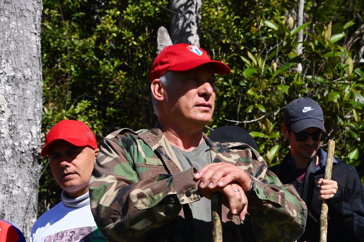 🇨🇺| Mañana nos sentiremos distintos, dijo el presidente <a href="/DiazCanelB/">Miguel Díaz-Canel Bermúdez</a>, quien compartió con los jóvenes su convicción de que haber estado en la Comandancia General de La Plata “nos hace mejores revolucionarios”.

#ConFidelEnLasAlturas ❤️