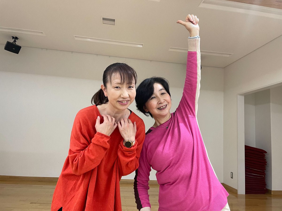 info90259160's tweet photo. 練馬光が丘で実施しました「転ばんオトフレ」講座
誤嚥性肺炎予防のイメージボイス、温活、転ばん体づくりと大笑いが起こる音楽脳トレに、50名以上のご参加でした。
10歳の女の子もおじいちゃんおばあちゃんと3人で大笑いされていたのがとても印象的でした！
2月も練馬で無料セミナーを実施します！ https://t.co/4Q8FUaZqG4