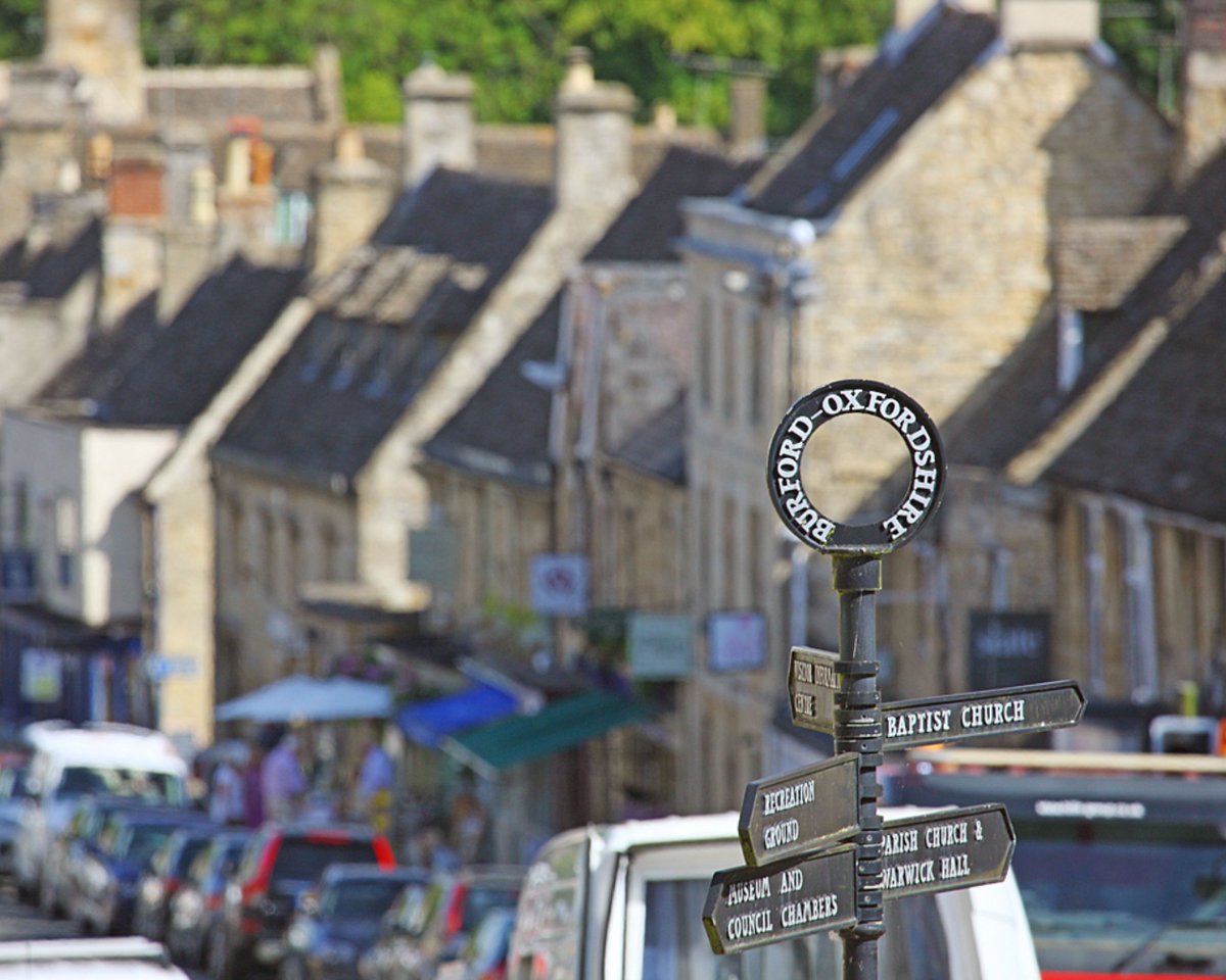 BeechcroftHomes's tweet photo. Nestling in the Cotswold Hills with superb views over the Windrush Valley, #Burford is a picturesque market town.

The High Street, lined with ancient houses, shops and traditional pubs, sweeps down towards the River Windrush.

Find out more Burford: https://t.co/TRBJCRZibY https://t.co/v1ewtshXqc
