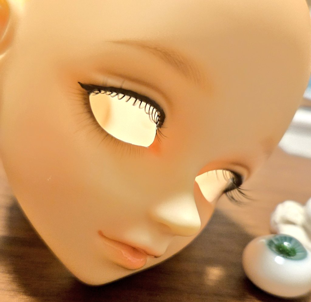 オーバーメイク。

SDくんヘッドは、まつ毛の外貼りがしづらい造形だったので、諦めて内貼りにしました。

下まつ毛は、アイクラフト　スーパーコリンスキーの極細筆を使ったら、なかなか上手く描けました✨️

乾燥中…