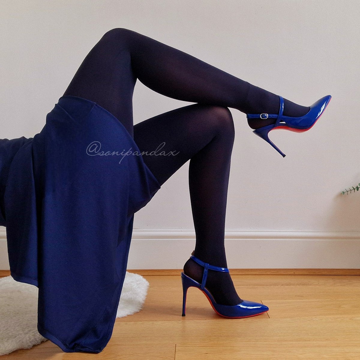 Soni_Pandax's tweet photo. 👉🏼Hosiery Of The Day:: Gatta Satti Matti Suber Fiber Tights

It's been a while since I've done shapes 💙 And to be back in Gatta Satti Matti again! This time I wanted to try out their Blue Night shade. What do we think? 😍

•Colour: Blue Night
•Size: Medium
•Denier: 90 https://t.co/sfnif9m8Na