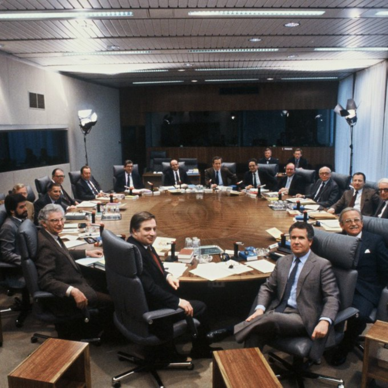 ComisionEuropea's tweet photo. Hoy se cumplen 40 años de la llegada a la presidencia de la Comisión Europea de Jacques Delors.

Su legado incluye la creación del mercado único, el lanzamiento del Programa Erasmus y el establecimiento de las bases del euro.

Saber más ⬇️
#EUarchives #EUHistory