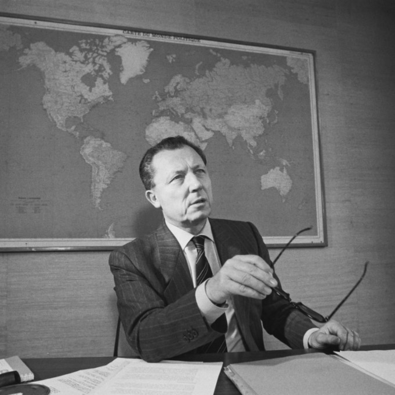 ComisionEuropea's tweet photo. Hoy se cumplen 40 años de la llegada a la presidencia de la Comisión Europea de Jacques Delors.

Su legado incluye la creación del mercado único, el lanzamiento del Programa Erasmus y el establecimiento de las bases del euro.

Saber más ⬇️
#EUarchives #EUHistory
