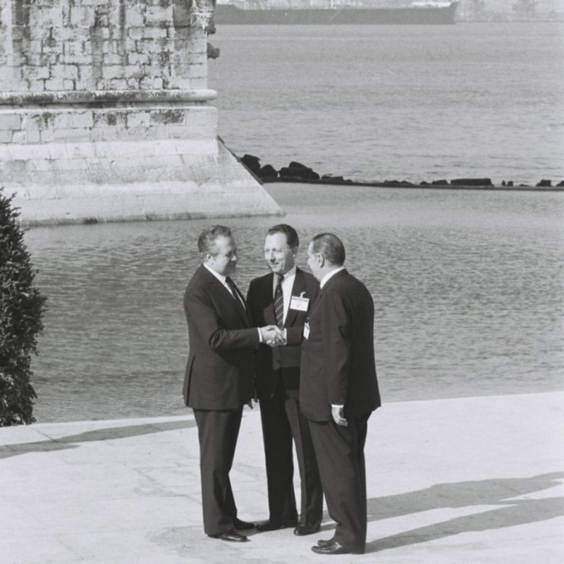 ComisionEuropea's tweet photo. Hoy se cumplen 40 años de la llegada a la presidencia de la Comisión Europea de Jacques Delors.

Su legado incluye la creación del mercado único, el lanzamiento del Programa Erasmus y el establecimiento de las bases del euro.

Saber más ⬇️
#EUarchives #EUHistory